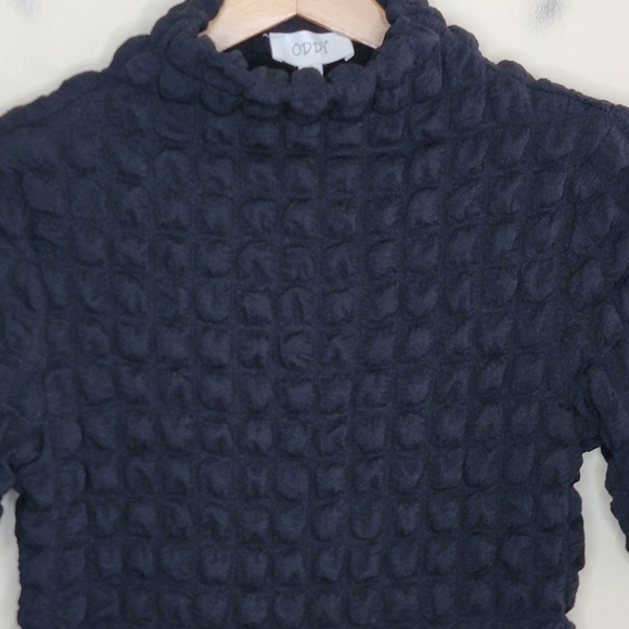 NWT Oddy | Black Bubble Texture Short Sleeve Mockneck Top Size Medium - Picture 2 of 5